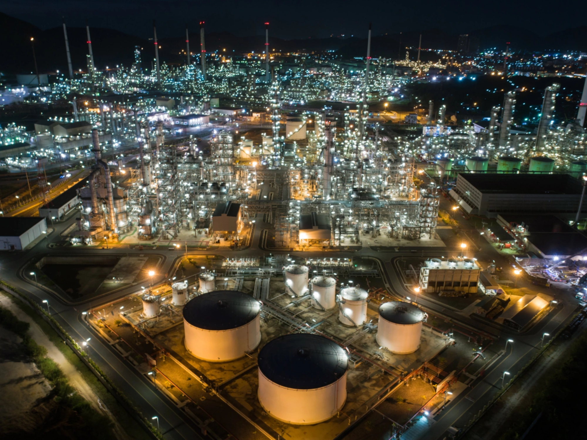 Large industrial oil refinery and petrochemical processing complex